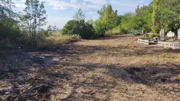 Приехал даже трактор с ковшом!