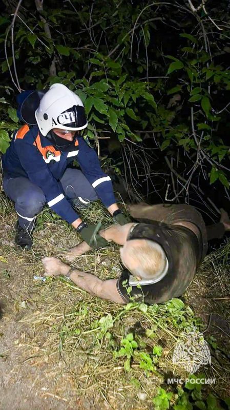 Прогулка обернулась 2х-метровым провалом: в Мариуполе сотрудники МЧС оказали помощь местному жителю Прогулка обернулась 2х-метровым провалом: в Мариуполе сотрудники МЧС оказали помощь местному жителю