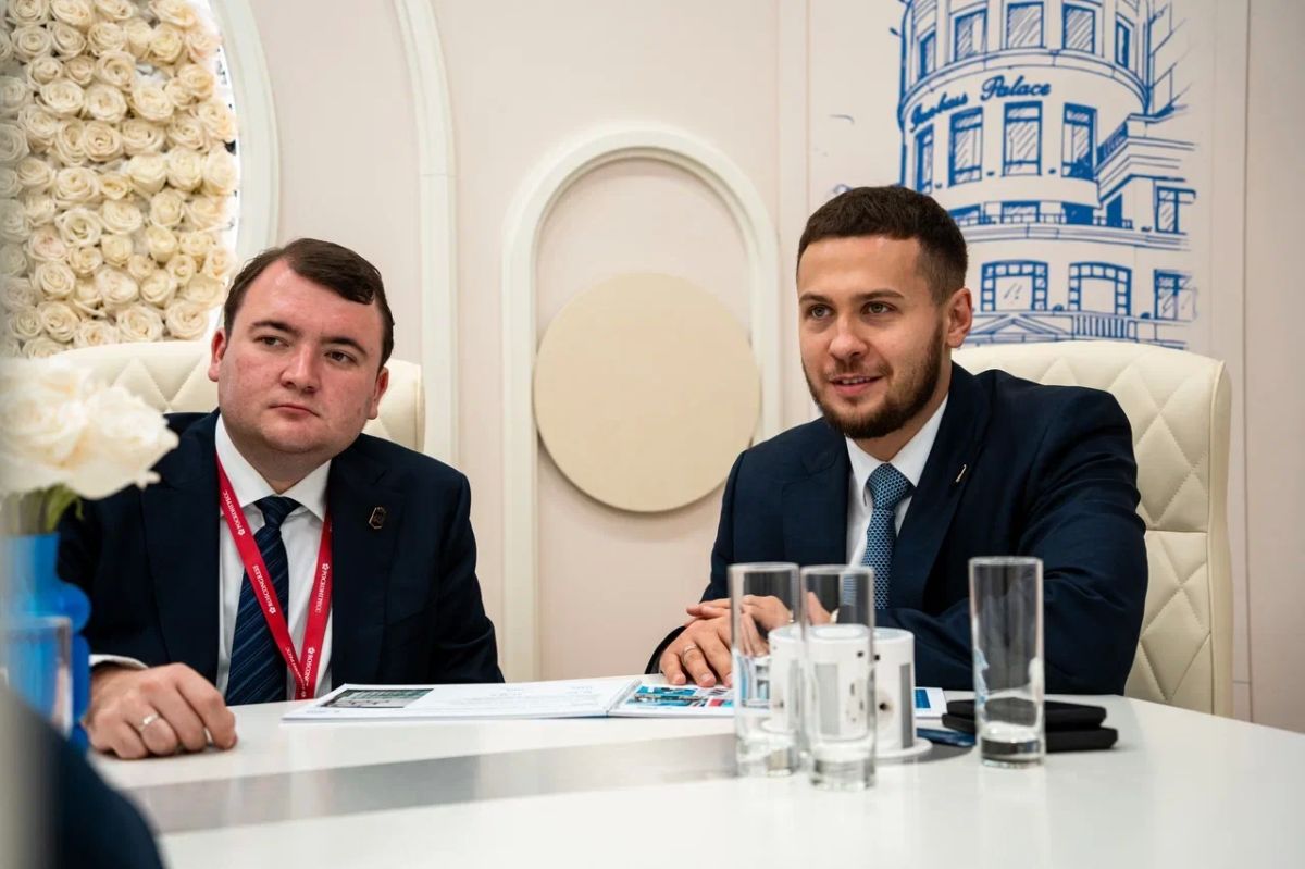 На площадке Восточного экономического форума прошла деловая встреча делегации ДНР с представителем компании АО «КМУ «ГИДРОМОНТАЖ» На площадке Восточного экономического форума прошла деловая встреча делегации ДНР с представителем компании АО «КМУ «ГИДРОМОНТАЖ»