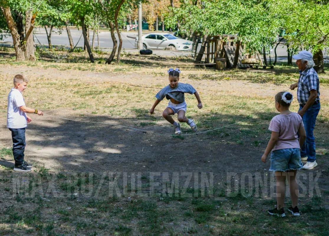 Алексей Кулемзин: Ко мне поступило видеообращение от ребят из Ворошиловского района по вопросу детской площадки в их дворе Алексей Кулемзин: Ко мне поступило видеообращение от ребят из Ворошиловского района по вопросу детской площадки в их дворе