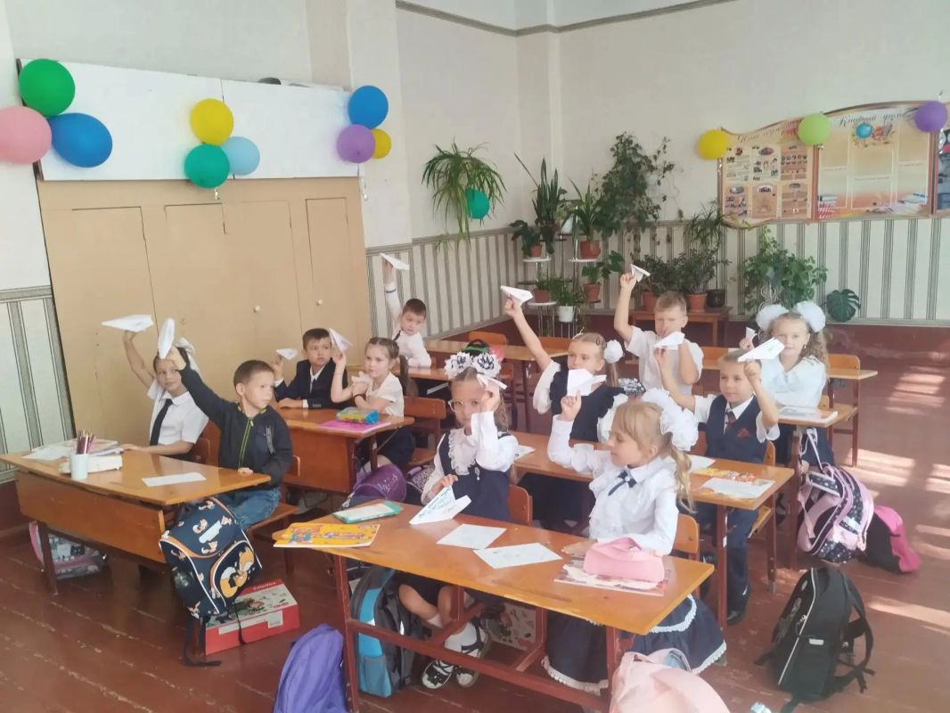 Завтрашние выпускники Пантелеймоновской общеобразовательной школы сделали своими руками и подарили первоклашкам самолетики будущего с пожеланиями и добрыми напутствиями новому поколению учеников родной школы