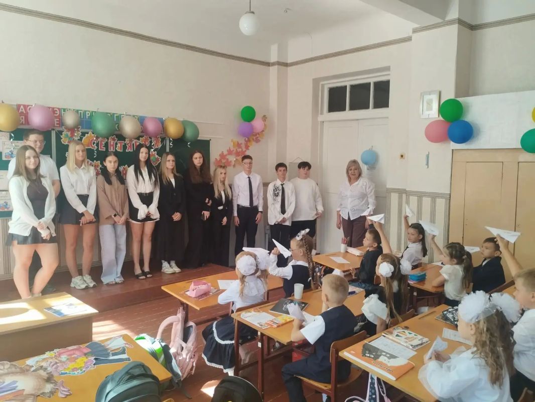 Завтрашние выпускники Пантелеймоновской общеобразовательной школы сделали своими руками и подарили первоклашкам самолетики будущего с пожеланиями и добрыми напутствиями новому поколению учеников родной школы Завтрашние выпускники Пантелеймоновской общеобразовательной школы сделали своими руками и подарили первоклашкам самолетики будущего с пожеланиями и добрыми напутствиями новому поколению учеников родной школы