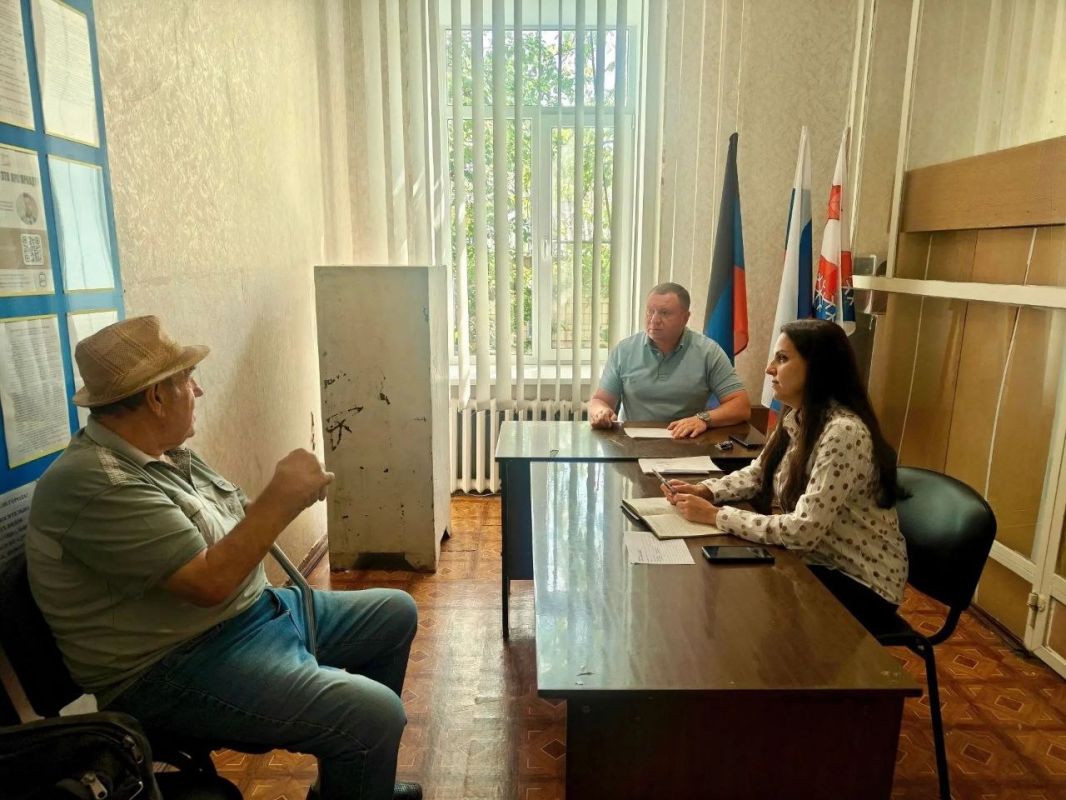 Сергей Ермаков: 2 сентября провел личный прием граждан, в ходе которого снежнянцы обратились с вопросами, касающимися нанесения дорожной разметки и установки знаков в поселке Молчалино, определения управляющей компании... Сергей Ермаков: 2 сентября провел личный прием граждан, в ходе которого снежнянцы обратились с вопросами, касающимися нанесения дорожной разметки и установки знаков в поселке Молчалино, определения управляющей компании...