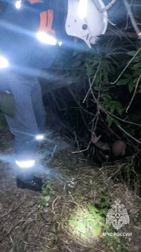 Прогулка обернулась 2х-метровым провалом: в Мариуполе сотрудники МЧС оказали помощь местному жителю