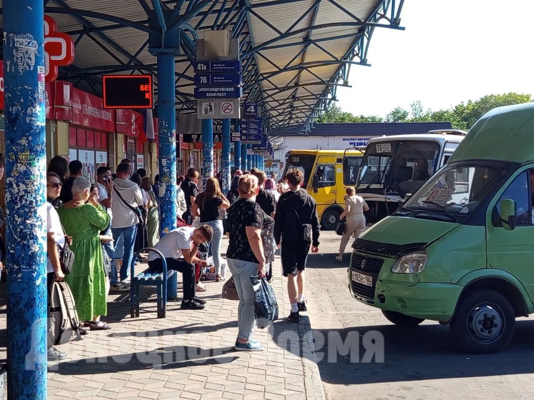 “Что, количество автобусов уменьшили?”: пассажиры маршрута 42 жалуются на очереди в часы пик “Что, количество автобусов уменьшили?”: пассажиры маршрута 42 жалуются на очереди в часы пик