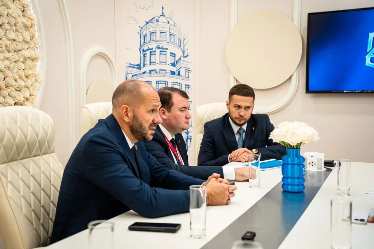 На площадке Восточного экономического форума прошла деловая встреча делегации ДНР с представителем компании АО «КМУ «ГИДРОМОНТАЖ» На площадке Восточного экономического форума прошла деловая встреча делегации ДНР с представителем компании АО «КМУ «ГИДРОМОНТАЖ»