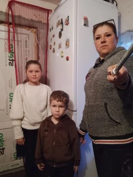 Многодетная семья из Волновахского округа получила посылку от сотрудников автотранспортного предприятия Нового Уренгоя