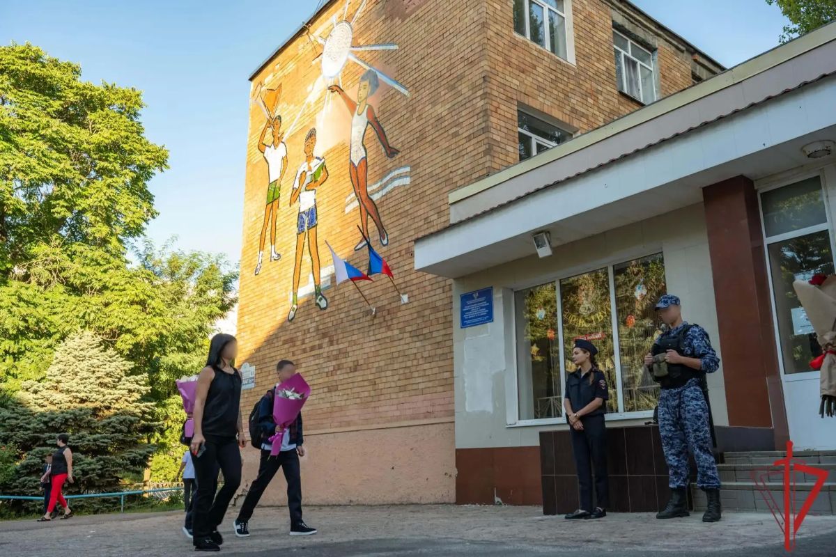 Росгвардейцы в ДНР обеспечили безопасность мероприятий, посвящённых Дню знаний Росгвардейцы в ДНР обеспечили безопасность мероприятий, посвящённых Дню знаний