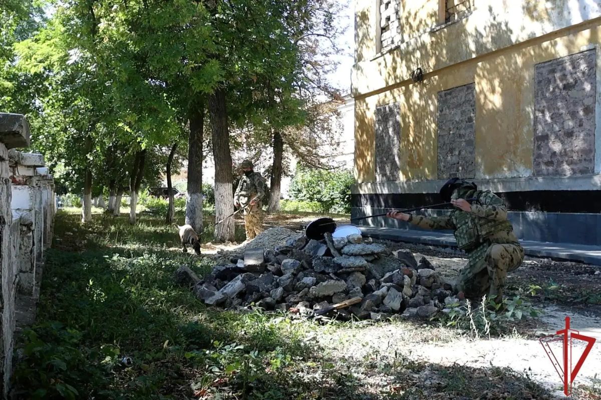 Росгвардейцы в ДНР обеспечили безопасность мероприятий, посвящённых Дню знаний Росгвардейцы в ДНР обеспечили безопасность мероприятий, посвящённых Дню знаний
