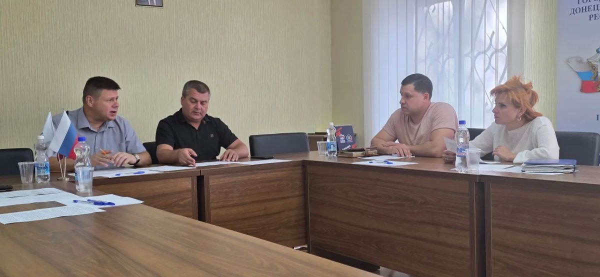 Александр Иванченко провел заседание постоянного комитета по вопросам градостроительства, землепользования, планирования и развития территорий с участием председателя Донецкого городского совета Юрия Атаманова Александр Иванченко провел заседание постоянного комитета по вопросам градостроительства, землепользования, планирования и развития территорий с участием председателя Донецкого городского совета Юрия Атаманова