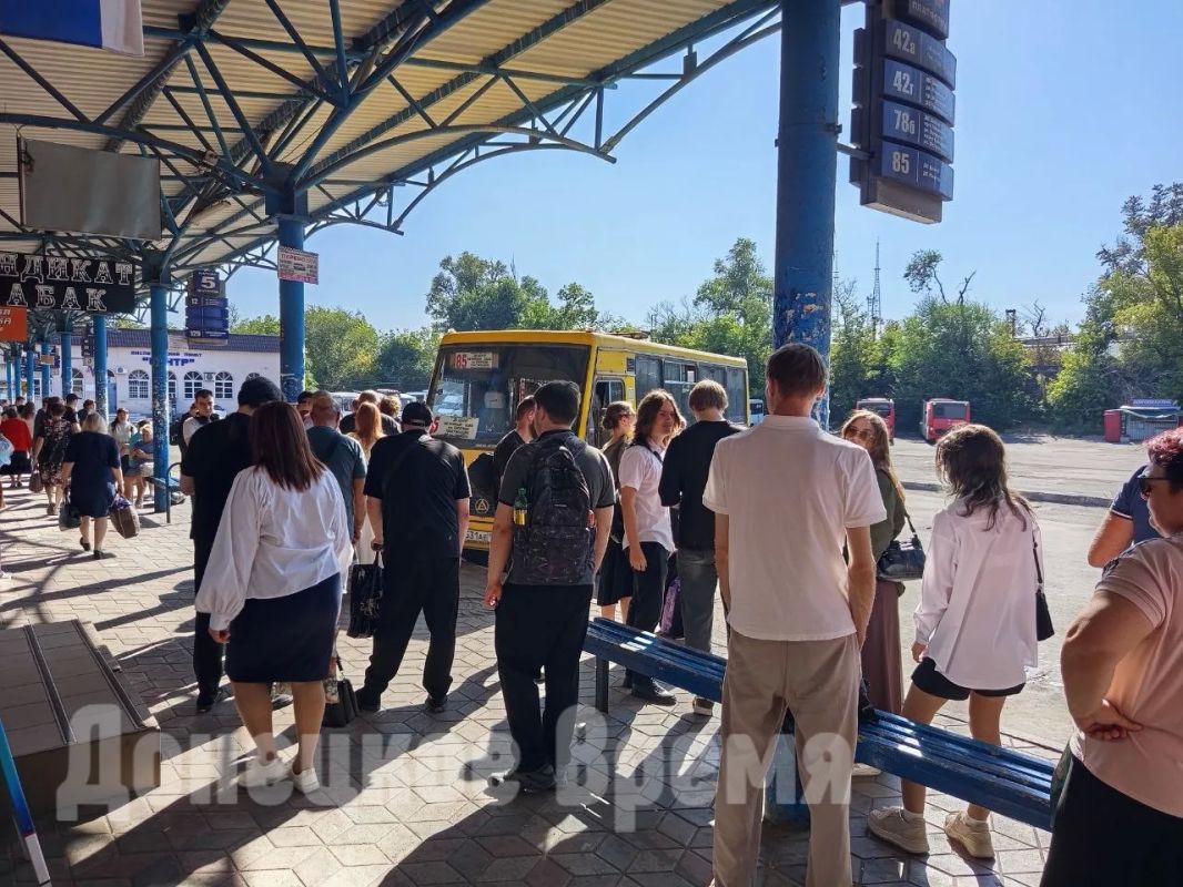 “Что, количество автобусов уменьшили?”: пассажиры маршрута 42 жалуются на очереди в часы пик “Что, количество автобусов уменьшили?”: пассажиры маршрута 42 жалуются на очереди в часы пик