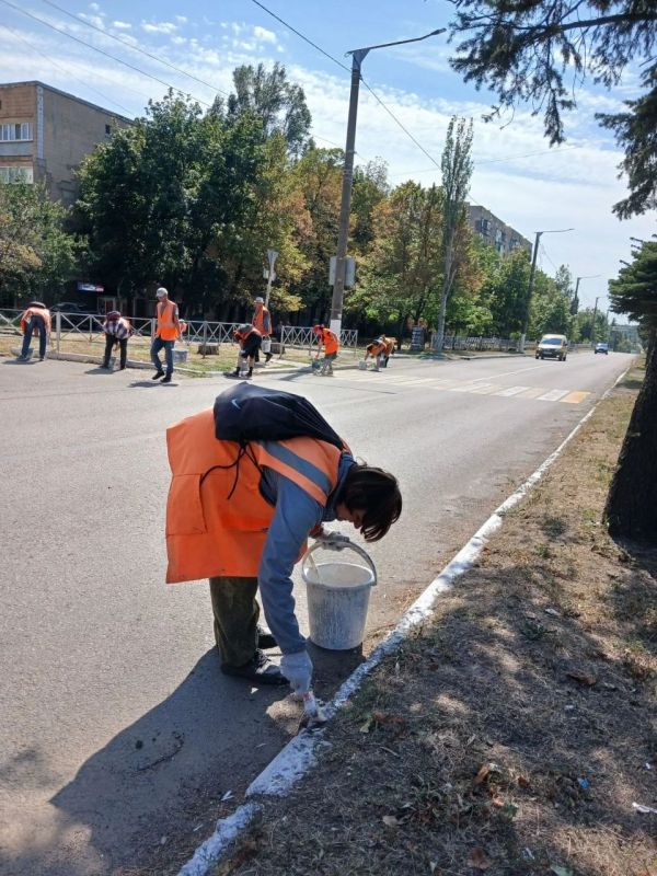 Коммунальщики Снежного продолжают благоустраивать территории общего пользования Коммунальщики Снежного продолжают благоустраивать территории общего пользования