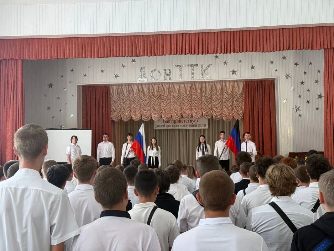 С Днем Знаний!. 1 сентября двери нашего колледжа вновь распахнулись, чтобы дать старт новому учебному году! Для студентов колледжа в Большом актовом зале прошло торжественное мероприятие, посвященное Дню знаний, началу... С Днем Знаний!. 1 сентября двери нашего колледжа вновь распахнулись, чтобы дать старт новому учебному году! Для студентов колледжа в Большом актовом зале прошло торжественное мероприятие, посвященное Дню знаний, началу...