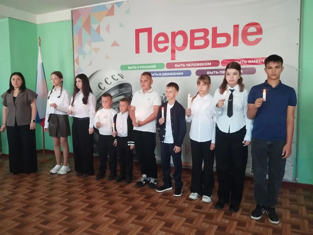 Сегодня, 3 сентября, в ГБОУ «Школа № 13 г.о. Тореза» прошла линейка «Памяти жертв Беслана», посвященная памяти погибших — детей и взрослых — во время террористического акта в городе Беслане Республики Северная Осетия Сегодня, 3 сентября, в ГБОУ «Школа № 13 г.о. Тореза» прошла линейка «Памяти жертв Беслана», посвященная памяти погибших — детей и взрослых — во время террористического акта в городе Беслане Республики Северная Осетия