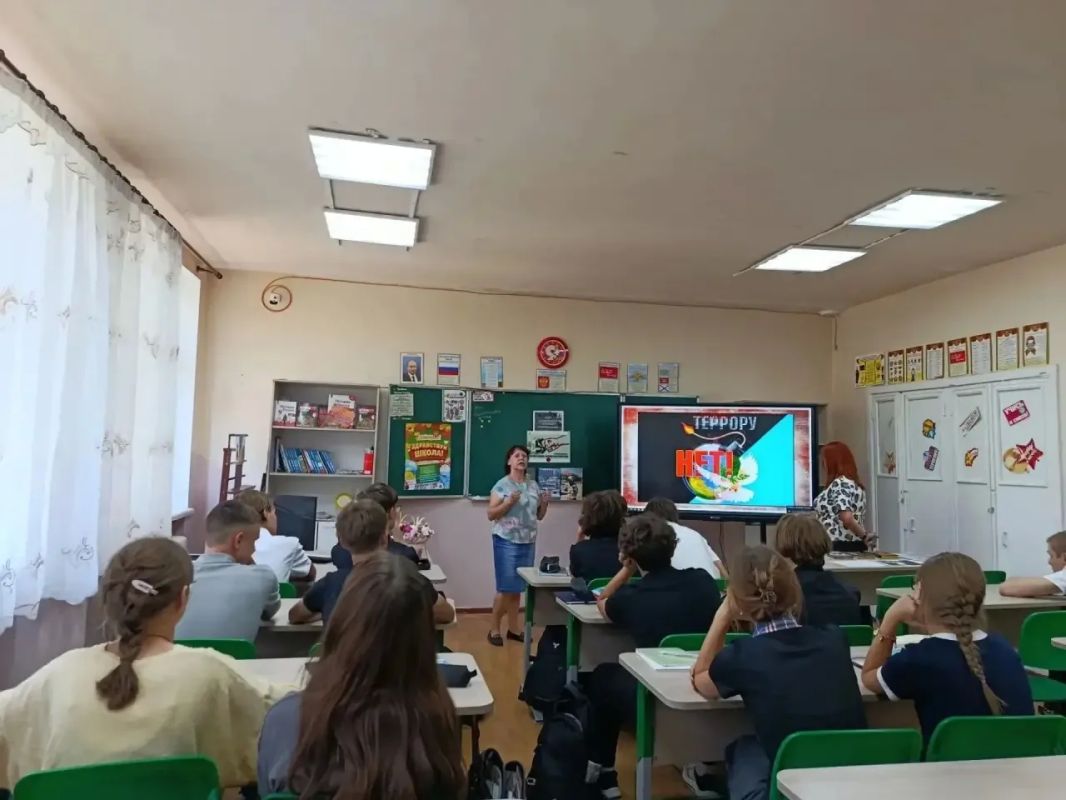 3 сентября, для учащихся 9 класса ГБОУ «СШ №1», библиотекарь центральной модельной библиотеки провела час размышлений «Людям России хочется мира», посвященный Дню солидарности в борьбе с терроризмом 3 сентября, для учащихся 9 класса ГБОУ «СШ №1», библиотекарь центральной модельной библиотеки провела час размышлений «Людям России хочется мира», посвященный Дню солидарности в борьбе с терроризмом