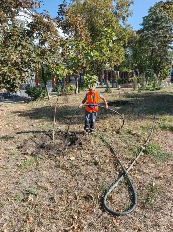 Мариупольские коммунальщики продолжают улучшать городскую инфраструктуру Мариупольские коммунальщики продолжают улучшать городскую инфраструктуру