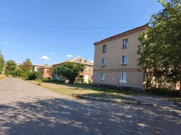 С целью приведения территории в надлежащее санитарное состояние жителями жилого дома № 6 по переулку Гарматы проведены работы по покосу сорных и карантинных трав на придомовой территории