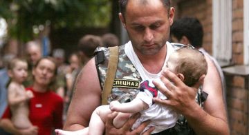 22 года назад, спустя двое суток, на протяжении которых вся страна перестала дышать от ужаса, в Беслане началась развязка захвата чеченскими боевиками местной школы
