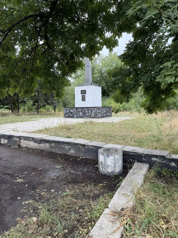 Активисты первичного отделения № 551 Единой России привели в порядок территорию Братской могилы шахтеров и Советских воинов в парке имени Воровского Советского внутригородского района города Макеевка Активисты первичного отделения № 551 Единой России привели в порядок территорию Братской могилы шахтеров и Советских воинов в парке имени Воровского Советского внутригородского района города Макеевка