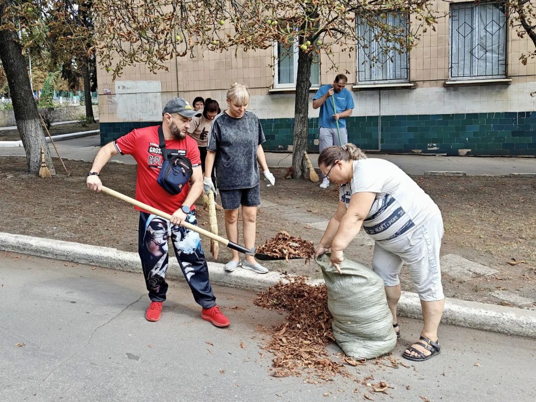 В Снежном прошла акция «Чистый четверг» В Снежном прошла акция «Чистый четверг»