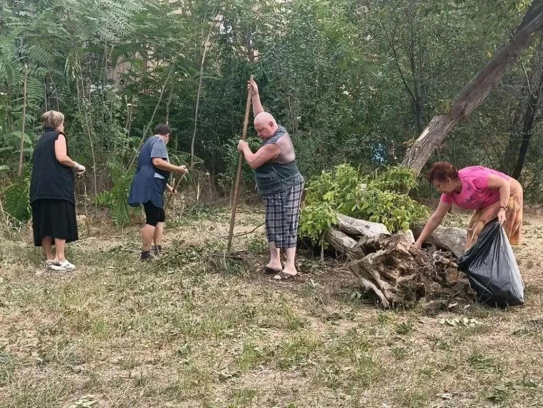 В Снежном прошла акция «Чистый четверг» В Снежном прошла акция «Чистый четверг»