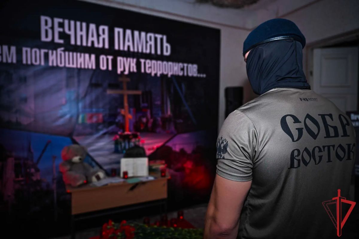 В Донецке росгвардейцы почтили память жертв терроризма В Донецке росгвардейцы почтили память жертв терроризма