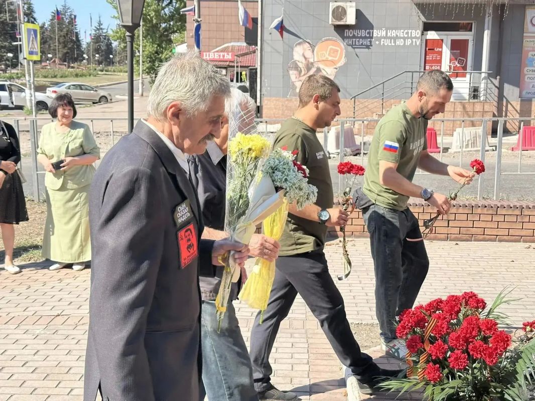 Сохраняя память поколений. В рамках празднования Дня города и в рамках партийного проекта «Старшее поколение» Единой России состоялось возложение цветов к памятнику основателю города Фёдору Егоровичу Енакиеву Сохраняя память поколений. В рамках празднования Дня города и в рамках партийного проекта «Старшее поколение» Единой России состоялось возложение цветов к памятнику основателю города Фёдору Егоровичу Енакиеву