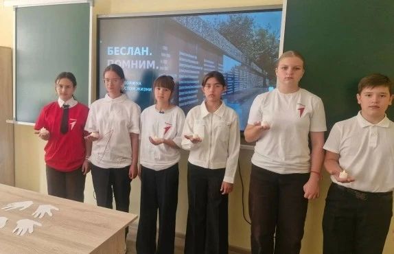 В школах Старобешевского округа почтили память жертв Беслана В школах Старобешевского округа почтили память жертв Беслана