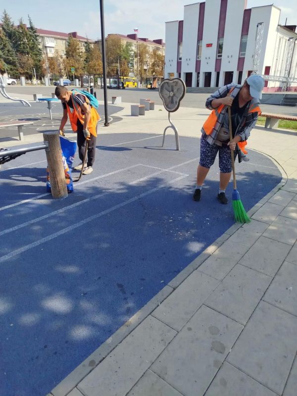 Коммунальщики Снежного продолжают благоустраивать территории общего пользования Коммунальщики Снежного продолжают благоустраивать территории общего пользования