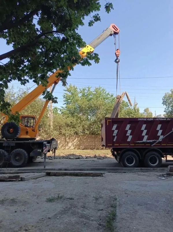 Мариупольские коммунальщики продолжают улучшать городскую инфраструктуру Мариупольские коммунальщики продолжают улучшать городскую инфраструктуру