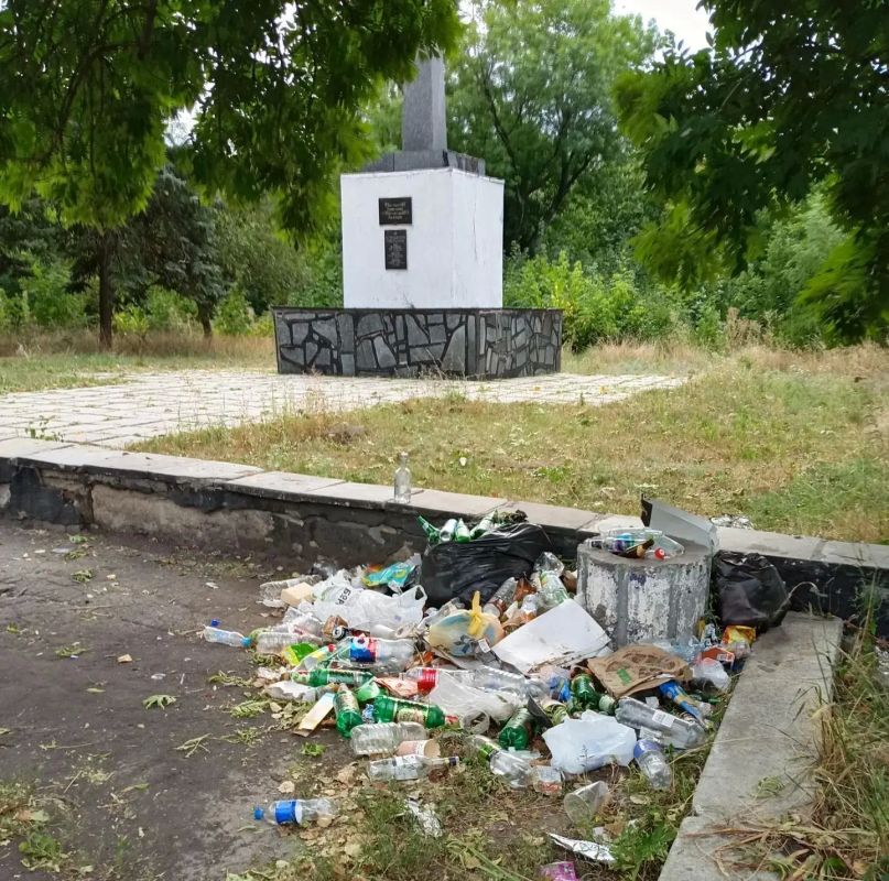 Активисты первичного отделения № 551 Единой России привели в порядок территорию Братской могилы шахтеров и Советских воинов в парке имени Воровского Советского внутригородского района города Макеевка Активисты первичного отделения № 551 Единой России привели в порядок территорию Братской могилы шахтеров и Советских воинов в парке имени Воровского Советского внутригородского района города Макеевка