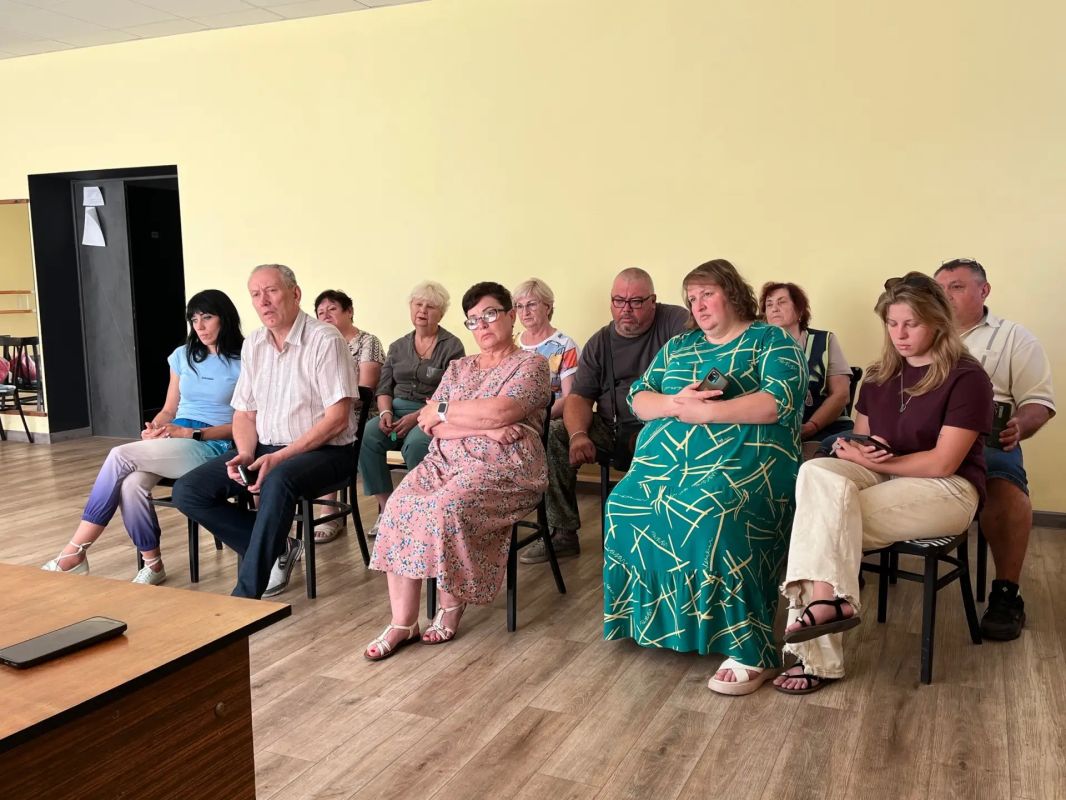 2 сентября заместитель главы администрации городского округа Дебальцево Оксана Козлова провела встречу с трудовым коллективом МБУДО "Центр детского и юношеского творчества городского округа Дебальцево"
