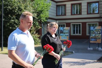 Сегодня, в День солидарности в борьбе с терроризмом, совместно с управляющим делами, председателем и представителями муниципального совета, а также с сотрудниками администрации округа почтили память всех невинных жертв...