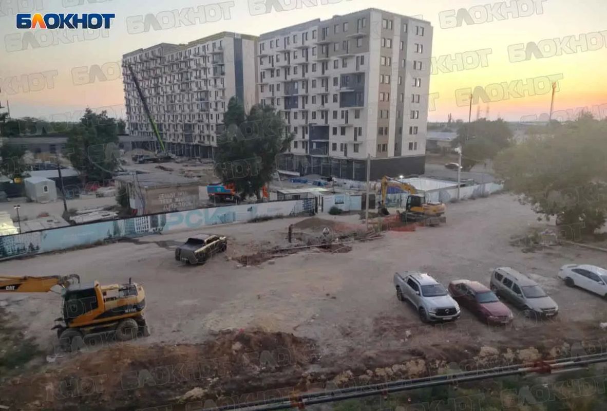 Дома 5,7 и 9 по улице Солнечная в Мариуполе осталась без воды из-за подрядчика, повредившего трубу Дома 5,7 и 9 по улице Солнечная в Мариуполе осталась без воды из-за подрядчика, повредившего трубу
