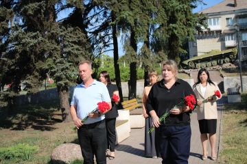 Глава Краснолиманского муниципального округа Олег Пономарев вместе с председателем муниципального совета Анжелой Заболотской и сотрудниками администрации возложили цветы к памятнику «Детям-жертвам войны в Донбассе»