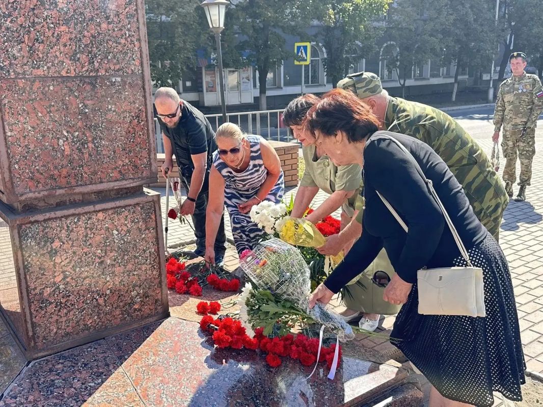 Сохраняя память поколений. В рамках празднования Дня города и в рамках партийного проекта «Старшее поколение» Единой России состоялось возложение цветов к памятнику основателю города Фёдору Егоровичу Енакиеву Сохраняя память поколений. В рамках празднования Дня города и в рамках партийного проекта «Старшее поколение» Единой России состоялось возложение цветов к памятнику основателю города Фёдору Егоровичу Енакиеву