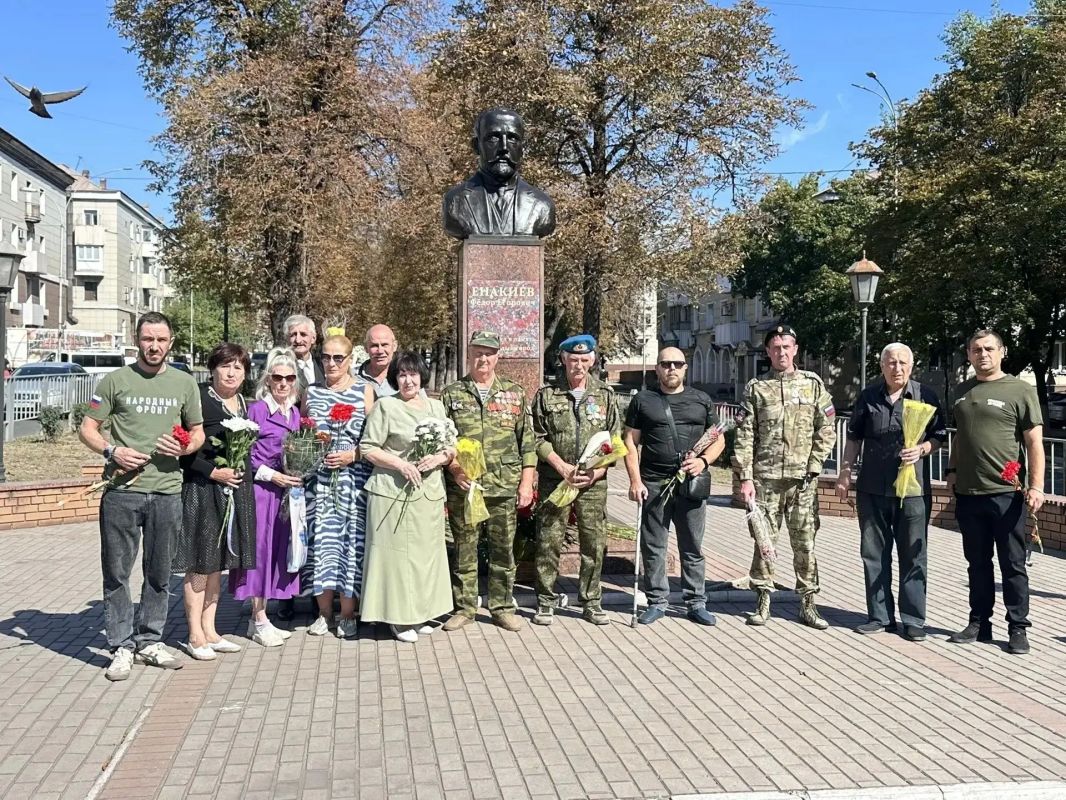 Сохраняя память поколений. В рамках празднования Дня города и в рамках партийного проекта «Старшее поколение» Единой России состоялось возложение цветов к памятнику основателю города Фёдору Егоровичу Енакиеву Сохраняя память поколений. В рамках празднования Дня города и в рамках партийного проекта «Старшее поколение» Единой России состоялось возложение цветов к памятнику основателю города Фёдору Егоровичу Енакиеву