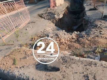 На улице Зелинского в Мариуполе меняют тротуар и подземные коммуникации