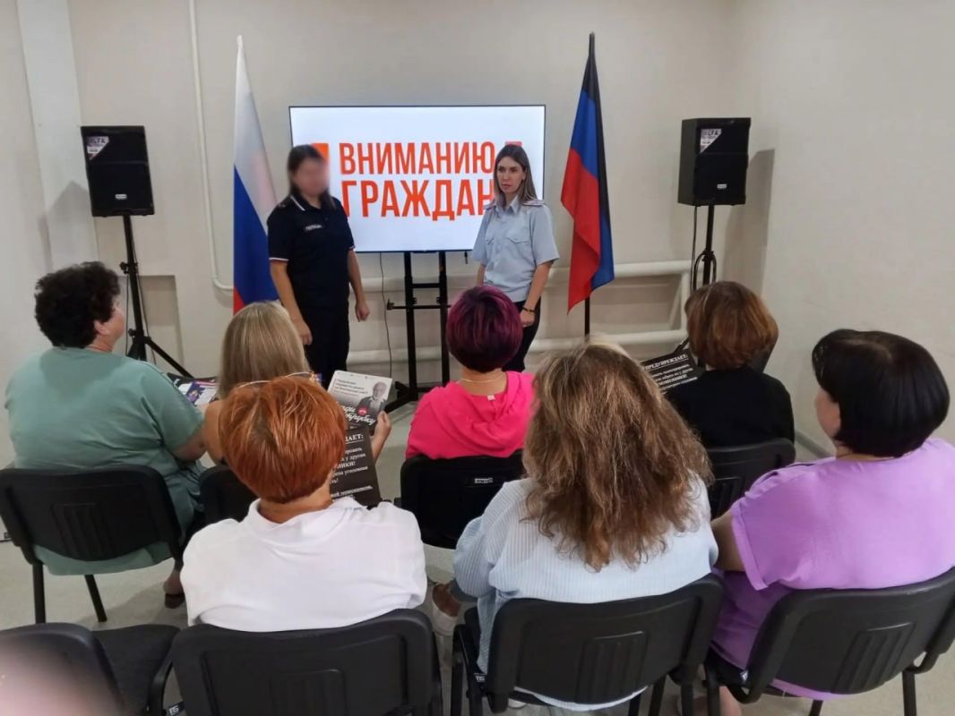 Полицейские ведут профилактическую работу в Торезе Полицейские ведут профилактическую работу в Торезе