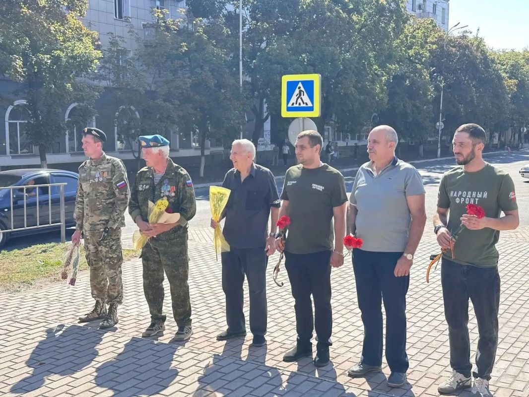 Сохраняя память поколений. В рамках празднования Дня города и в рамках партийного проекта «Старшее поколение» Единой России состоялось возложение цветов к памятнику основателю города Фёдору Егоровичу Енакиеву Сохраняя память поколений. В рамках празднования Дня города и в рамках партийного проекта «Старшее поколение» Единой России состоялось возложение цветов к памятнику основателю города Фёдору Егоровичу Енакиеву