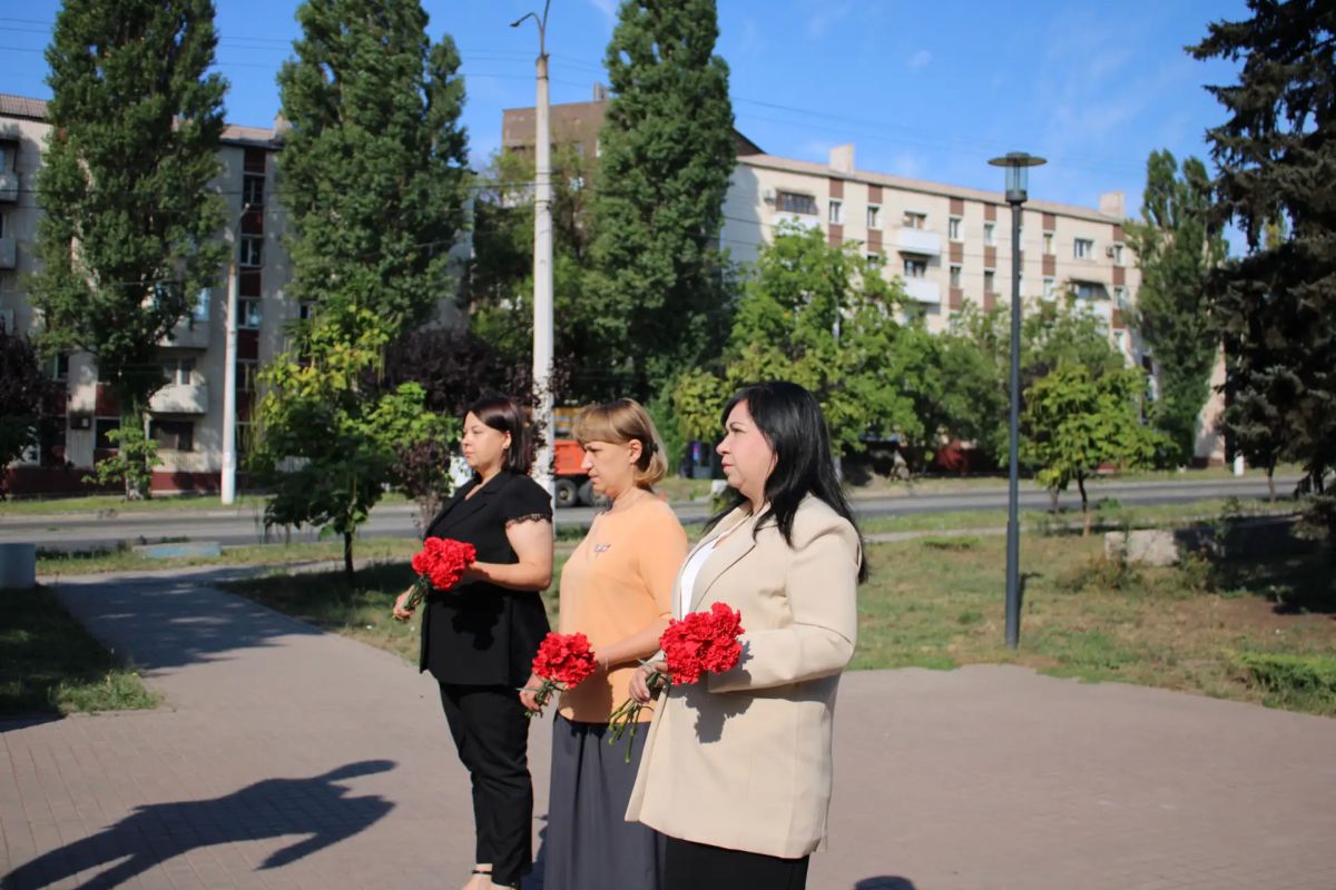 Сегодня, в День солидарности в борьбе с терроризмом, совместно с управляющим делами, председателем и представителями муниципального совета, а также с сотрудниками администрации округа почтили память всех невинных жертв... Сегодня, в День солидарности в борьбе с терроризмом, совместно с управляющим делами, председателем и представителями муниципального совета, а также с сотрудниками администрации округа почтили память всех невинных жертв...