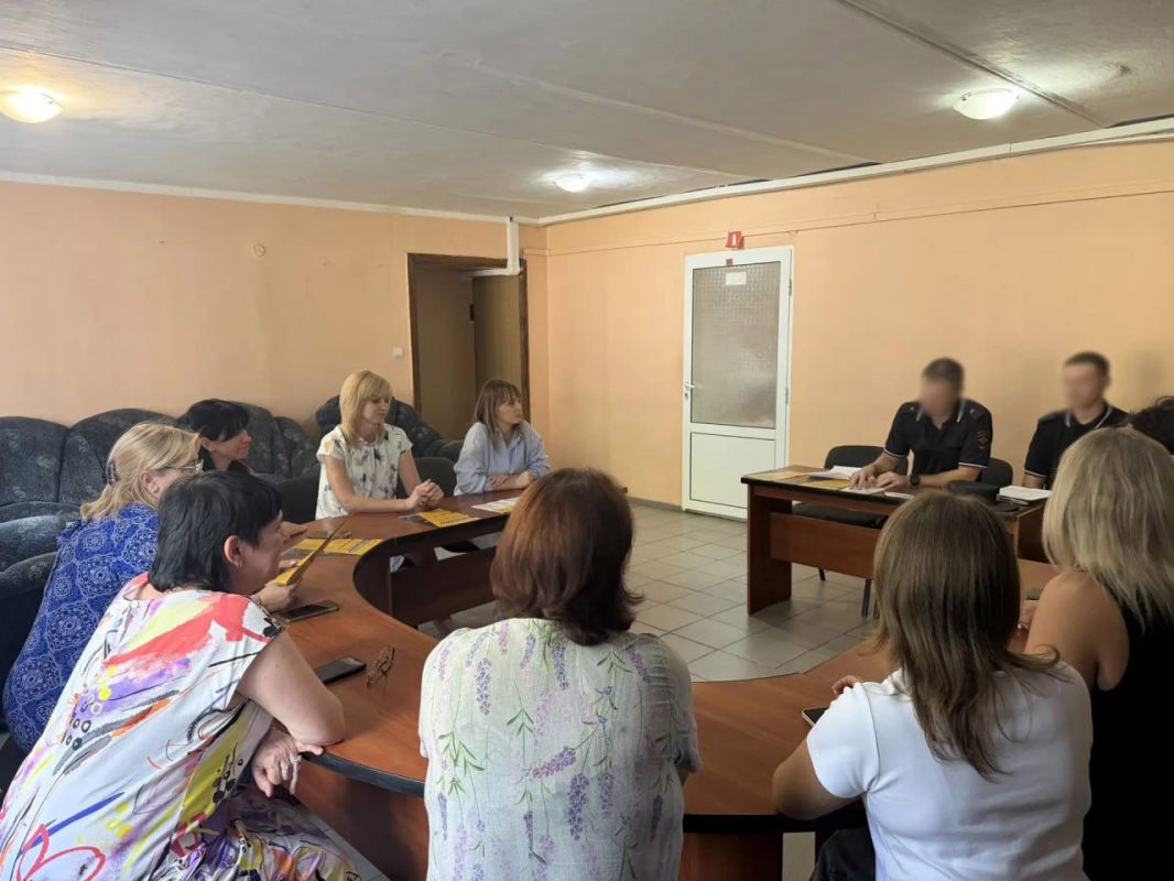 Полицейские ведут профилактическую работу в Торезе Полицейские ведут профилактическую работу в Торезе