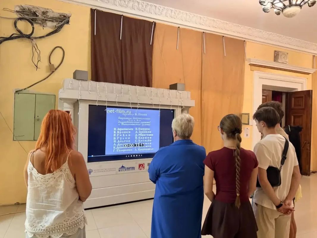 Сегодня в Харцызском городском Дворце культуры состоялся коллективный просмотр документальной кинохроники «Разгром Японии» Сегодня в Харцызском городском Дворце культуры состоялся коллективный просмотр документальной кинохроники «Разгром Японии»