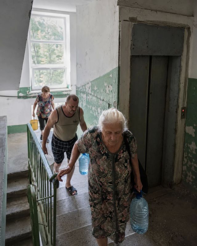 Воду на верхние этажи носят пешком: на 230-й Стрелковой Дивизии второй месяц не работает лифт