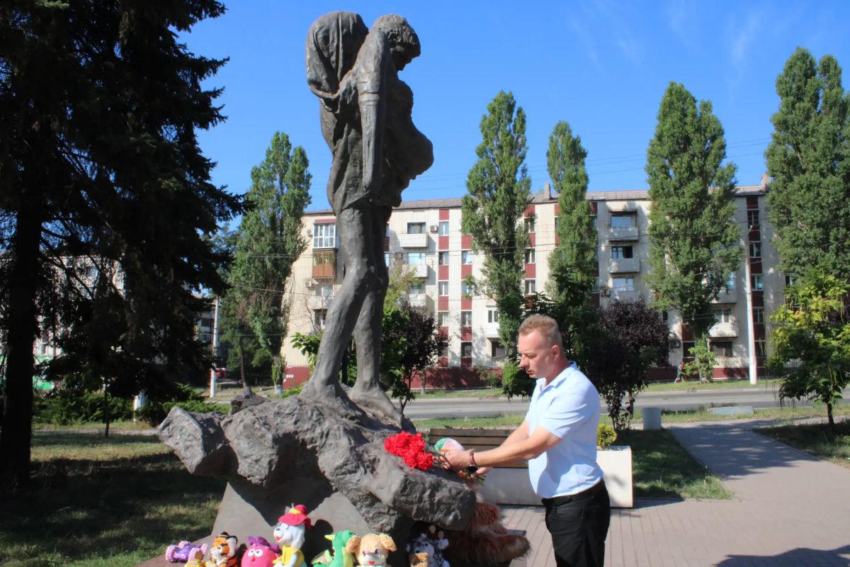 Сегодня, в День солидарности в борьбе с терроризмом, совместно с управляющим делами, председателем и представителями муниципального совета, а также с сотрудниками администрации округа почтили память всех невинных жертв... Сегодня, в День солидарности в борьбе с терроризмом, совместно с управляющим делами, председателем и представителями муниципального совета, а также с сотрудниками администрации округа почтили память всех невинных жертв...