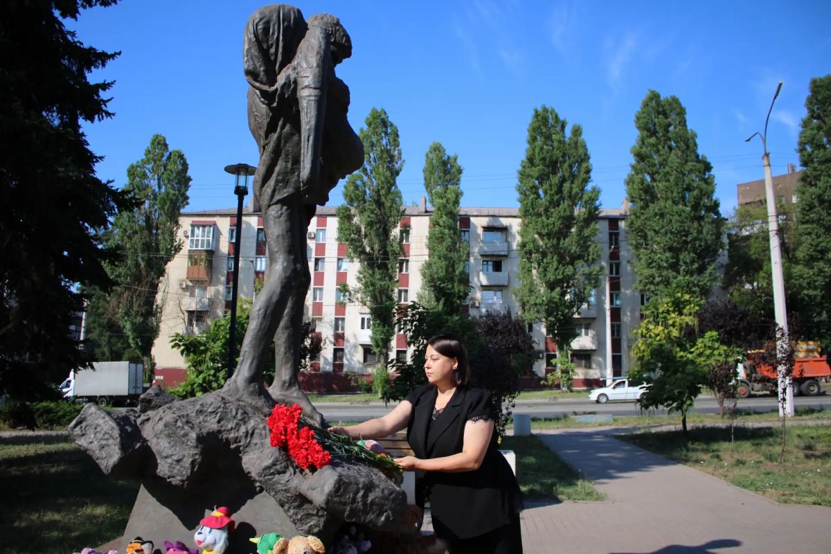 Сегодня, в День солидарности в борьбе с терроризмом, совместно с управляющим делами, председателем и представителями муниципального совета, а также с сотрудниками администрации округа почтили память всех невинных жертв... Сегодня, в День солидарности в борьбе с терроризмом, совместно с управляющим делами, председателем и представителями муниципального совета, а также с сотрудниками администрации округа почтили память всех невинных жертв...