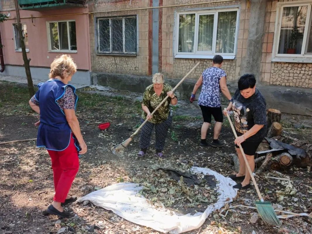В Снежном прошла акция «Чистый четверг» В Снежном прошла акция «Чистый четверг»