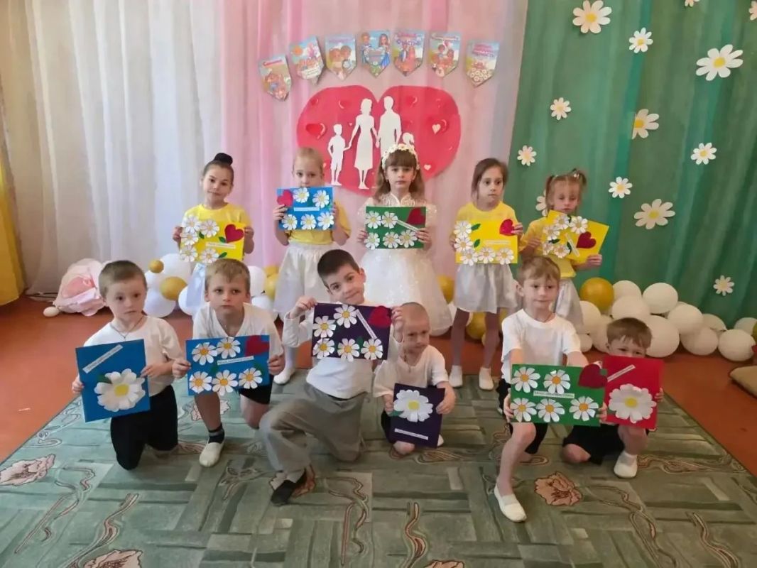 Лариса Толстыкина: Наша задача — создавать в детских садах условия, в которых каждому малышу будет интересно учиться, играть и раскрывать свои способности Лариса Толстыкина: Наша задача — создавать в детских садах условия, в которых каждому малышу будет интересно учиться, играть и раскрывать свои способности