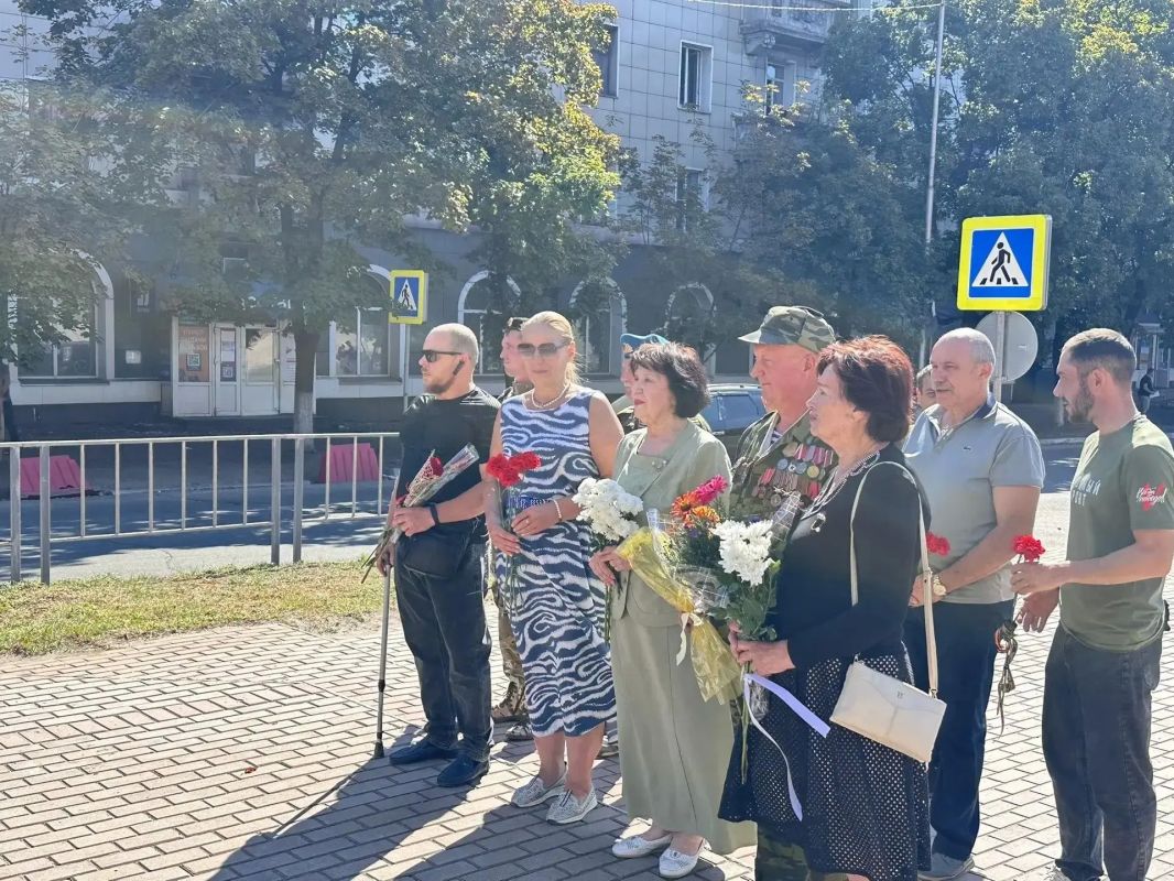 Сохраняя память поколений. В рамках празднования Дня города и в рамках партийного проекта «Старшее поколение» Единой России состоялось возложение цветов к памятнику основателю города Фёдору Егоровичу Енакиеву Сохраняя память поколений. В рамках празднования Дня города и в рамках партийного проекта «Старшее поколение» Единой России состоялось возложение цветов к памятнику основателю города Фёдору Егоровичу Енакиеву