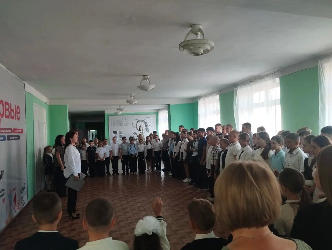 Сегодня, 3 сентября, в ГБОУ «Школа № 13 г.о. Тореза» прошла линейка «Памяти жертв Беслана», посвященная памяти погибших — детей и взрослых — во время террористического акта в городе Беслане Республики Северная Осетия Сегодня, 3 сентября, в ГБОУ «Школа № 13 г.о. Тореза» прошла линейка «Памяти жертв Беслана», посвященная памяти погибших — детей и взрослых — во время террористического акта в городе Беслане Республики Северная Осетия